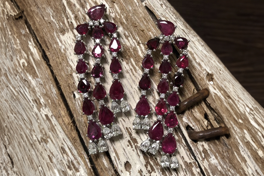 Pendientes largos con movimiento en diseño elegante