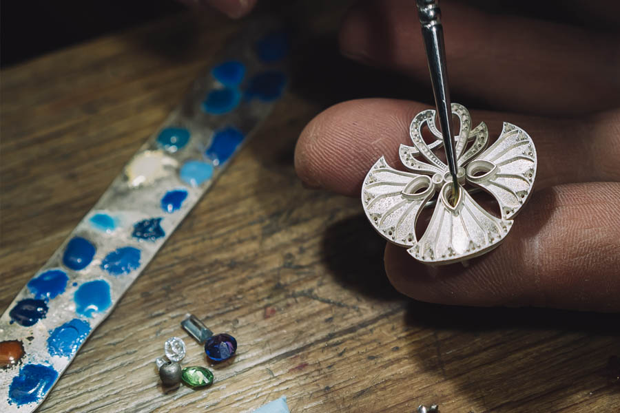 Aplicación precisa de esmalte sobre metal precioso.